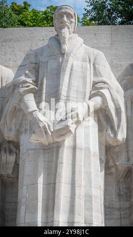 La statue de Jean Calvin est vue le 14 août 2024 au mur de la réforme de Genève à Genève en Suisse Banque D'Images