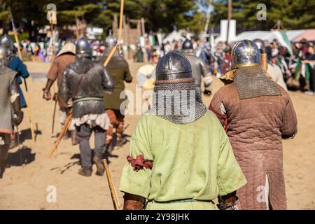 Groupe de guerriers médiévaux marchant sur le champ de bataille pendant la reconstitution historique le jour ensoleillé Banque D'Images