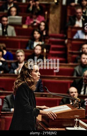 Antonin Burat / le Pictorium - Motion de censure contre le premier ministre Michel Barnier à l'Assemblée nationale, le 8 octobre 2024. - 31/10/2023 - France / Paris - -la France insoumise- la députée Clémence guette défend la motion de censure présentée par la gauche, lors d'un débat à l'Assemblée nationale le 8 octobre 2024. Banque D'Images