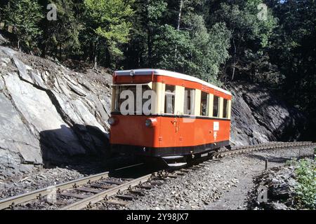 Un bus diesel sur le chemin de fer à voie étroite du Harz entre Gernrode et Hasselfelde en 1990 Banque D'Images