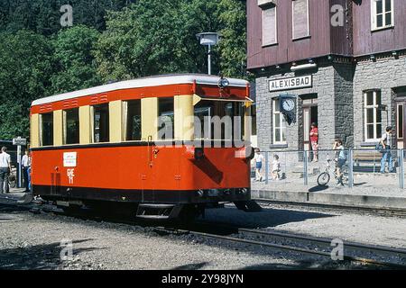 Un bus diesel sur le chemin de fer à voie étroite du Harz entre Gernrode et Hasselfelde en 1990 Banque D'Images