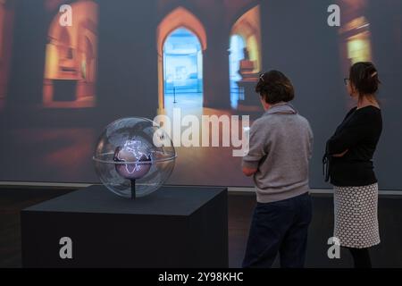 Musée DAS Wallraf-Richartz à Koeln beschaeftigt sich ab Freitag mit der Geschichte und Zukunft von Museen. Foto vom 2024 : Ingo Guenther Günther, Museumsnavigator, 2024 Globus, Projektion Anlass fuer die Schau Museum der Museen. Eine Zeitreise durch die Kunst des Ausstellens und Sehens ist das 200. Todesjahr des Koelner Sammlers Ferdinand Franz Wallraf 1748-1824. Die Ausstellung, die bis zum 9. Februar zu sehen ist, rekonstruiert anhand von rund 230 Exponaten historische Ausstellungspraktiken und moderne Museums-Konzepte. Praesentiert werden unter anderem Gemaelde, Zeichnungen, Grafiken Banque D'Images