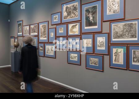 DAS Wallraf-Richartz-Museum in Koeln beschaeftigt sich ab Freitag mit der Geschichte und Zukunft von Museen Foto vom 09.10.2024. Anlass fuer die Schau Museum der Museen. Eine Zeitreise durch die Kunst des Ausstellens und Sehens ist das 200. Todesjahr des Koelner Sammlers Ferdinand Franz Wallraf 1748-1824. Die Ausstellung, die bis zum 9. Februar zu sehen ist, rekonstruiert anhand von rund 230 Exponaten historische Ausstellungspraktiken und moderne Museums-Konzepte. Praesentiert werden unter anderem Gemaelde, Zeichnungen, Grafiken, Videos, Skulpturen und historische Objekte aus vier Jahrhunderte Banque D'Images