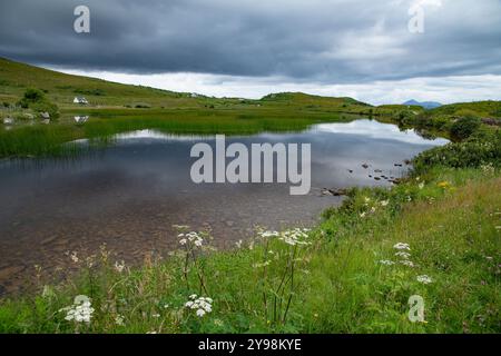 Vue sur le Loch a' Mhuilinn, Marchin, Highlands écossais. Banque D'Images