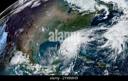 Golfe du Mexique, États-Unis. 09 octobre 2024. La vue de jour de l'ouragan Milton, actuellement un ouragan catastrophique de catégorie 4 avec des vents de 155 mph, continue de battre à travers le golfe du Mexique en direction de la côte ouest de la Floride, montré sur le satellite GOES-East à 14h06 GMT, 9 octobre 2024 au-dessus de la Havane, Cuba. Crédit : GOES-East/NOAA/Alamy Live News Banque D'Images