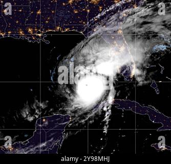 Golfe du Mexique, États-Unis. 09 octobre 2024. La vue à l'aube de l'ouragan Milton, actuellement un ouragan catastrophique de catégorie 4 avec des vents de 155 mph, continue de battre à travers le golfe du Mexique en direction de la côte ouest de la Floride, montré sur le satellite GOES-East à 09h50 GMT, le 9 octobre 2024 au-dessus de la Havane, Cuba. Crédit : GOES-East/NOAA/Alamy Live News Banque D'Images