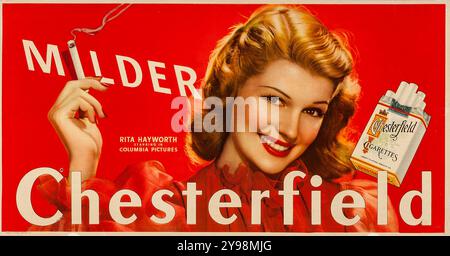 L'actrice et star hollywoodienne Rita Hayworth (cigarettes Chesterfield, Columbia Pictures, années 1940). Affiche publicitaire sur le tabac Banque D'Images