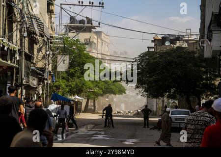 Palestiniens vus autour de la zone endommagée après une attaque de l'armée israélienne contre l'école Salah al-DIN dans la ville de Gaza. Banque D'Images