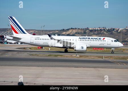 Airbus A220 de la compagnie aérienne Air France à l'aéroport de Madrid Barajas. Banque D'Images