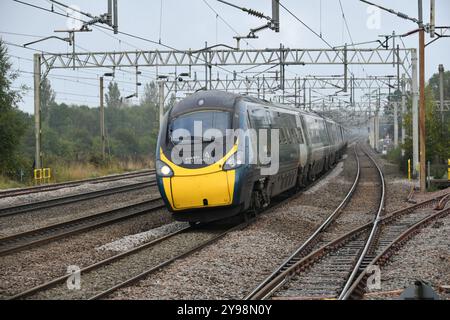 Avanti West Coast Pendolino 390141 approchant Rugeley Trent Valley avec le service 1A47 le 08:55 Manchester Piccadilly à Londres Euston Banque D'Images