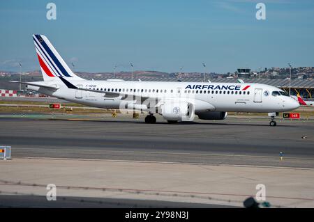 Airbus A220 de la compagnie aérienne Air France à l'aéroport de Madrid Barajas. Banque D'Images