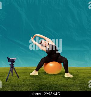 Femme courbée assise sur un grand ballon d'exercice et s'étirant sur fond bleu et herbe verte. Séance d'entraînement avec enregistrement de caméra. Art créatif Banque D'Images