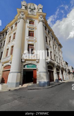 782 bâtiment néoclassique de quatre étages sur Calles Aguiar - Empedrado rues coin chanfrein, centre de santé bucco-dentaire Policlinico Docente Dr.Romay. La Havane-Cuba Banque D'Images