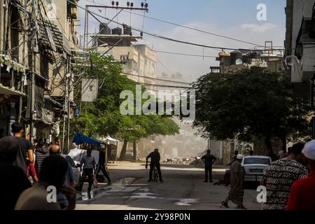 Palestiniens vus autour de la zone endommagée après une attaque de l'armée israélienne contre l'école Salah al-DIN dans la ville de Gaza. (Photo de Mahmoud Issa / SOPA images/SIPA USA) Banque D'Images