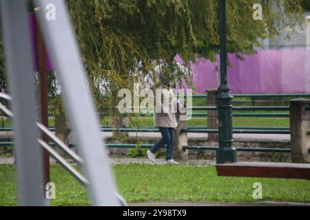 Noreña, Espagne, 09 octobre 2024 : une fille marche avec un parapluie pendant la tempête Kirk frappe l'Espagne, le 09 octobre 2024, à Noreña, Espagne. Crédit : Alberto Brevers / Alamy Live News. Banque D'Images