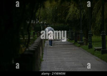 Noreña, Espagne, 09 octobre 2024 : une fille marche avec un parapluie pendant la tempête Kirk frappe l'Espagne, le 09 octobre 2024, à Noreña, Espagne. Crédit : Alberto Brevers / Alamy Live News. Banque D'Images