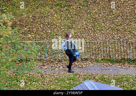 Glasgow, Écosse, Royaume-Uni. 9 octobre 2024. Météo britannique : sec alors que l'automne rend les arbres dorés dans le paysage urbain dans le bois de chevalier feuillu à l'extrémité ouest de la ville. Un individu feuillu. Crédit Gerard Ferry/Alamy Live News Banque D'Images