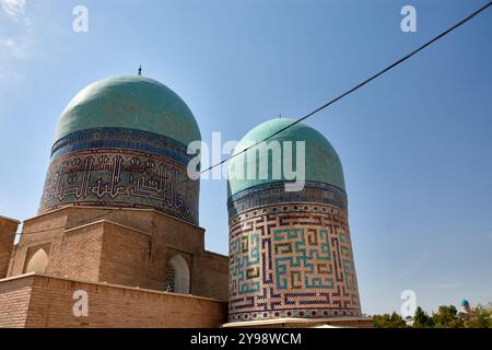 Le complexe commémoratif Shakhi Zinda à Samarcande, en Ouzbékistan, est un chef-d'œuvre architectural de la période Timuride. Cette photo capture l'étonnant Banque D'Images