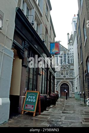 Passage étroit menant à l'église prieurée de Saint-Barthélemy le Grand ; Smithfield, ville de Londres, Angleterre, Royaume-Uni Banque D'Images