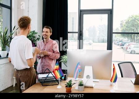 Deux beaux hommes s'engagent dans une conversation joyeuse, entourés d'un décor coloré et de plantes. Banque D'Images