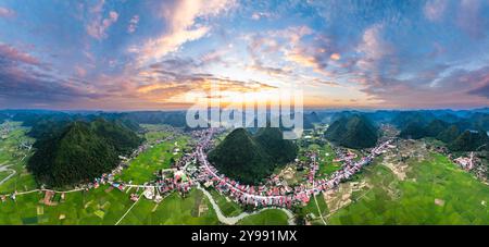 Vue aérienne drone panorama de la vallée des rizières de bac son au coucher du soleil, Lang son, Vietnam Banque D'Images