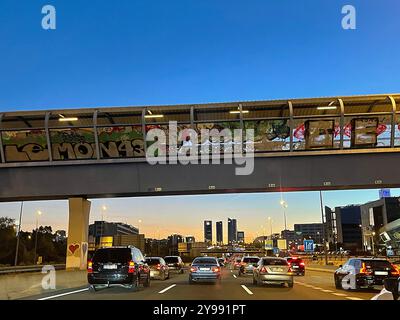 Passerelle sur l'autoroute A-1, vue de nuit. Madrid, Espagne. Banque D'Images