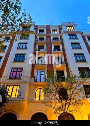 Façade de maison, vue de nuit. Rue Conde de Aranda, Madrid, Espagne. Banque D'Images