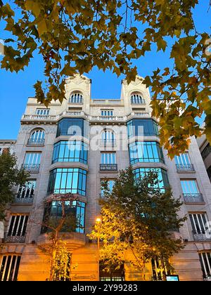 Façade de bâtiment. La rue Serrano, Madrid, Espagne. Banque D'Images