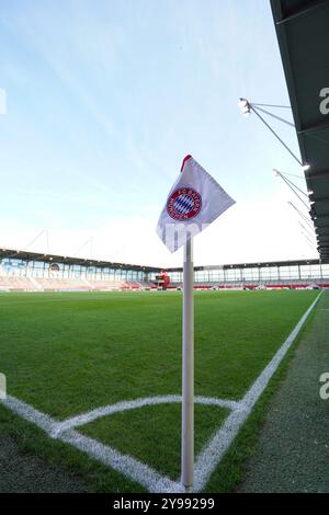 Munich, Allemagne. 09 octobre 2024. Munich, Allemagne, le 9 octobre 2024 : drapeau du FC Bayern Munich lors du match de football par étapes de groupes de l'UEFA Womens Champions League entre le FC Bayern Munich et l'Arsenal FC au campus du FC Bayern à Munich, en Allemagne. (Daniela Porcelli/SPP) crédit : SPP Sport Press photo. /Alamy Live News Banque D'Images