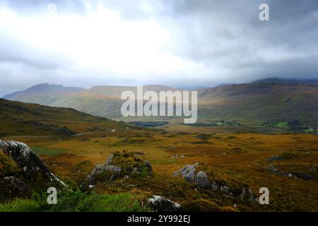 Le paysage accidenté de Molls Gap, comté de Kerry, Irlande - John Gollop Banque D'Images