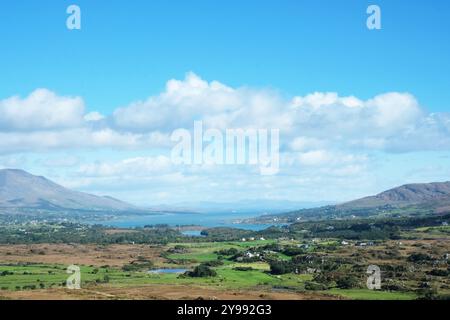 En regardant vers l'est sur la péninsule de Beara vers Bantry Bay - John Gollop Banque D'Images