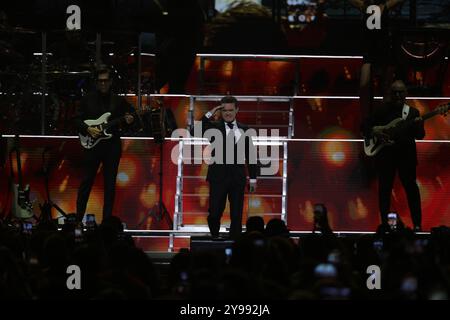 Mexico, Mexique. 08 octobre 2024. Le chanteur Luis Miguel se produit sur scène lors du Luis Miguel 2024 Tour à l'Arena CDMX le 8 octobre 2024 à Mexico. (Photo de Ismael Rosas/ Eyepix/Sipa USA) crédit : Sipa USA/Alamy Live News Banque D'Images