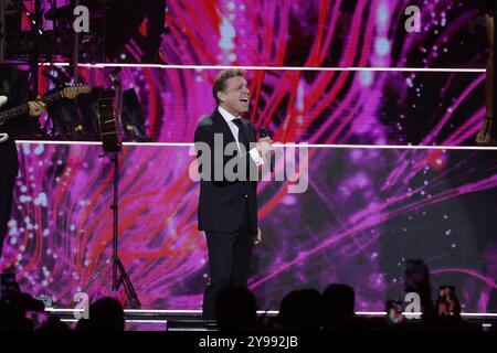 Mexico, Mexique. 08 octobre 2024. Le chanteur Luis Miguel se produit sur scène lors du Luis Miguel 2024 Tour à l'Arena CDMX le 8 octobre 2024 à Mexico. (Photo de Ismael Rosas/ Eyepix/Sipa USA) crédit : Sipa USA/Alamy Live News Banque D'Images