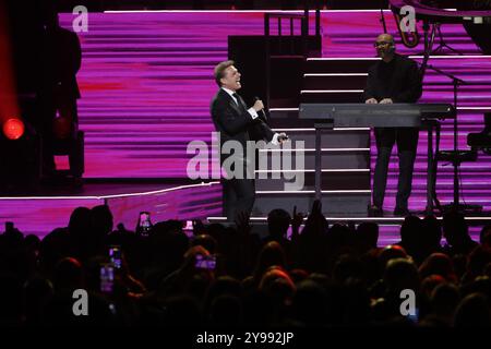Mexico, Mexique. 08 octobre 2024. Le chanteur Luis Miguel se produit sur scène lors du Luis Miguel 2024 Tour à l'Arena CDMX le 8 octobre 2024 à Mexico. (Photo de Ismael Rosas/ Eyepix/Sipa USA) crédit : Sipa USA/Alamy Live News Banque D'Images