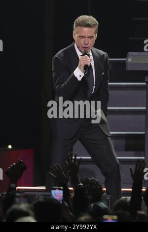 Mexico, Mexique. 08 octobre 2024. Le chanteur Luis Miguel se produit sur scène lors du Luis Miguel 2024 Tour à l'Arena CDMX le 8 octobre 2024 à Mexico. (Photo de Ismael Rosas/ Eyepix/Sipa USA) crédit : Sipa USA/Alamy Live News Banque D'Images