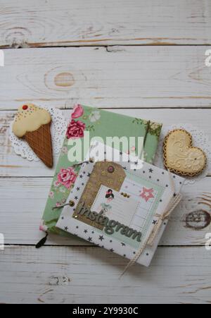 Scrapbooking cahier textile à la main et album et cookies sur le fond en bois Banque D'Images