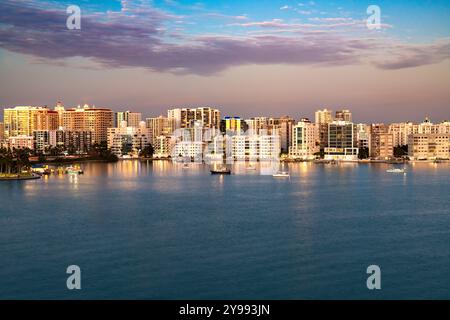 Vue crépusculaire de Sarasota skyline en floride, États-Unis Banque D'Images