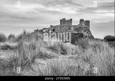 L'image est du château médiéval de Bamburgh qui surplombe la baie d'Embleton et la mer du Nord dans le Northumberland sur la côte nord-est de l'Angleterre Banque D'Images