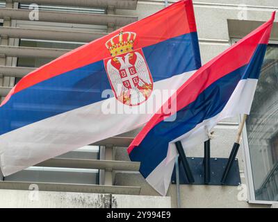 Brandissant des drapeaux serbes sur le bâtiment de poste : symbolisme rouge, bleu et blanc Banque D'Images