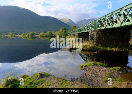 Pont de chemin de fer sur Loch Awe près du château de Kilchurn, Argyll, Écosse Banque D'Images