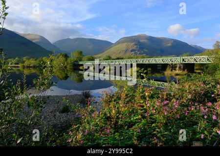 Pont de chemin de fer sur Loch Awe près du château de Kilchurn, Argyll, Écosse Banque D'Images