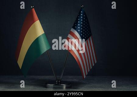 Drapeaux de table États-Unis Amérique et drapeau national Bolivie sur fond sombre Banque D'Images