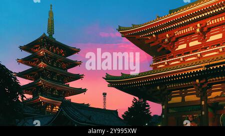 Temple Sensoji à Tokyo : le plus ancien temple de Tokyo, connu pour ses portes rouges emblématiques, sa pagode traditionnelle et ses rues de marché animées. Banque D'Images