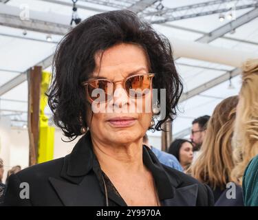 Londres, Royaume-Uni. 09 octobre 2024. Bianca Jagger, militante sociale, ancienne actrice et ex-épouse de Mick Jagger, est vue à Frieze London avec des associés. Frieze London Preview Day. Exposants et acheteurs se réunissent une fois de plus à l’une des foires d’art contemporain les plus influentes. Fondée en 2003, Frieze London se déroule le 09-13 octobre 2024 et est située à Regent's Park. Crédit : Imageplotter/Alamy Live News Banque D'Images