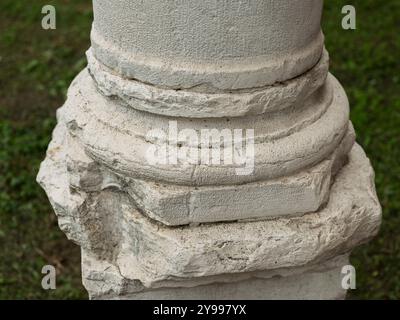 Détail de la base de colonne en marbre blanc Banque D'Images