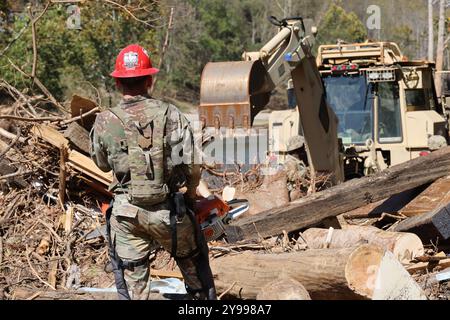 Toecane, États-Unis. 10 août 2024. Le sergent d'état-major James Veara, affecté au 27th Engineer Battalion, supervise l'enlèvement des débris d'équipement lourd à la suite des inondations causées par l'ouragan Helene, le 8 octobre 2024 à Toecane, Caroline du Nord. Crédit : SSGT. Arthur Ruepong/US Army/Alamy Live News Banque D'Images