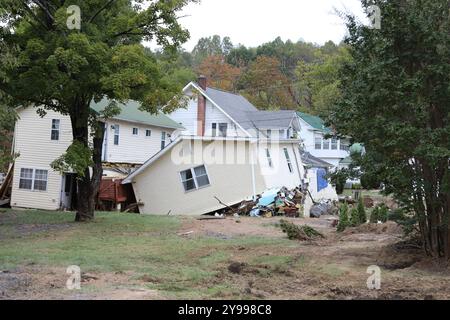 Damas, États-Unis. 01 octobre 2024. Maisons résidentielles déplacées de leurs fondations par les inondations de l'ouragan Helene, le 1er octobre 2024 à Damas, Virginie. Crédit : Breeana Harris/US Army/Alamy Live News Banque D'Images