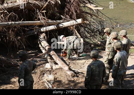 Toecane, États-Unis. 10 août 1910. Les soldats de l'armée américaine, affectés au 27th Engineer Battalion, utilisent une tronçonneuse pour enlever les débris à la suite des inondations causées par l'ouragan Helene, le 8 octobre 2024 à Toecane, Caroline du Nord. Crédit : SSGT. Arthur Ruepong/US Army/Alamy Live News Banque D'Images