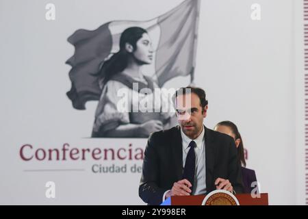 Mexico, Mexique. 09 octobre 2024. Andres Lajous Loaeza, directeur de l'Agence de réglementation des transports ferroviaires, s'exprimant lors d'une conférence d'information, où il a parlé des réformes énergétiques, au Palais National. Le 9 octobre 2024 à Mexico, Mexique. (Photo de Carlos Santiago/ crédit : Eyepix Group/Alamy Live News Banque D'Images