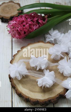 Fleurs de mousseline blanche et jacinthe rose sur le fond en bois Banque D'Images